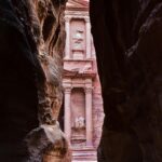 Zapierający dech w piersiach widok na skarbiec Al-Khazneh przez formacje skalne w Petrze w Jordanii.