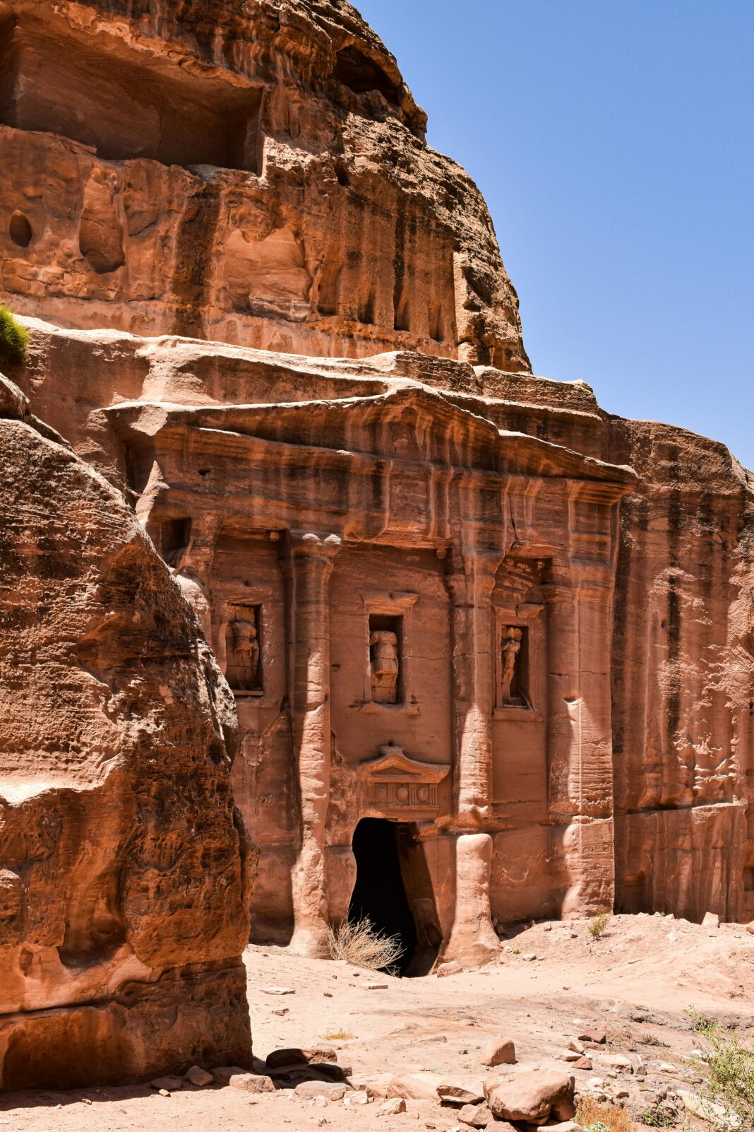 jordania Odkryj starożytną rzeźbioną fasadę Grobu Żołnierza w Petrze, kultowego stanowiska archeologicznego w Jordanii.