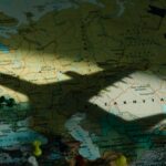 Kazachskie legendy i mity: Opowieści z serca Azji Cień zabawkowego samolotu na szczegółowej mapie Europy Wschodniej z zaznaczeniem Kazachstanu.