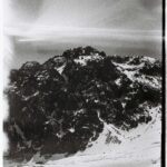 Odkryj surowe, ośnieżone góry Ałmaty, uchwycone w oszałamiającej czerni i bieli.