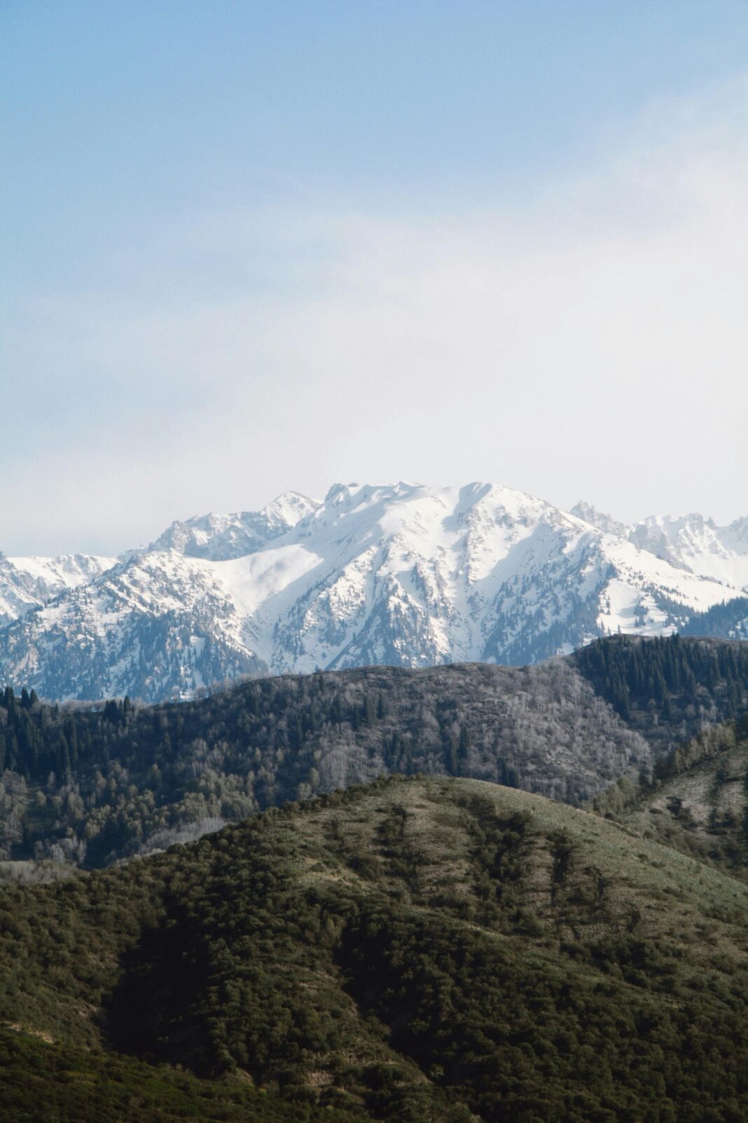 kazachstan Ośnieżone pasmo górskie w Talgar w Kazachstanie, pod czystym, błękitnym niebem.