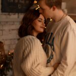 Mauzoleum Chodży Ahmeda Jasawiego: Perła architektury UNESCO Młoda para czule obejmująca się w pomieszczeniu, otoczona świątecznym wystrojem w Ałmaty w Kazachstanie.