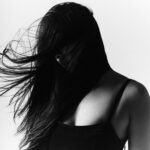 Rezerwat Naurzum: Ptaki, jeziora i stepy w harmonii Elegancki monochromatyczny portret kobiety z rozwianymi włosami, przedstawiający nowoczesną fotografię studyjną.