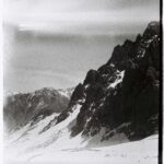 Nastrojowe czarno-białe zdjęcie surowych, pokrytych śniegiem gór w Ałmaty w Kazachstanie.