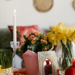 Piękne nakrycie stołu Nowruz z tradycyjnymi elementami i żywymi kolorami we wnętrzu.