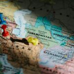 Kolorowe pinezki oznaczające lokalizacje na szczegółowej mapie Azji Środkowej.