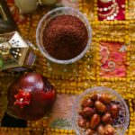 Kazachstan na rowerze: Najlepsze trasy i wyzwania Żywy stół Haft Sin dla Nowruz z symbolicznymi przedmiotami, takimi jak granat i orzechy.