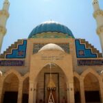 Oszałamiający widok na meczet w Turkstanie, ukazujący jego wielką niebieską kopułę i skomplikowaną architekturę.