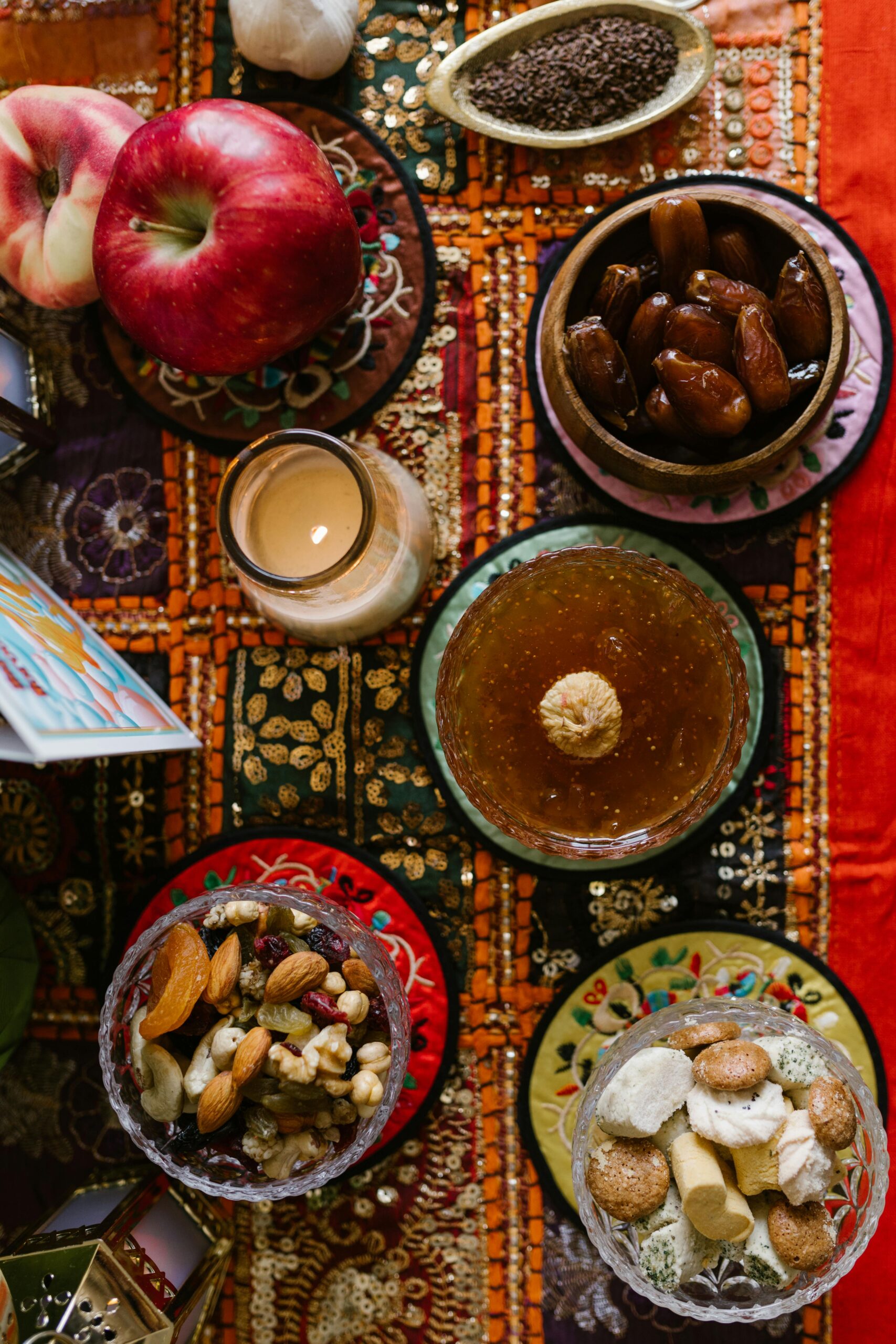 Widok z lotu ptaka na tętniący życiem stół Nowruz Haft Sin z tradycyjnymi potrawami i dekoracjami.