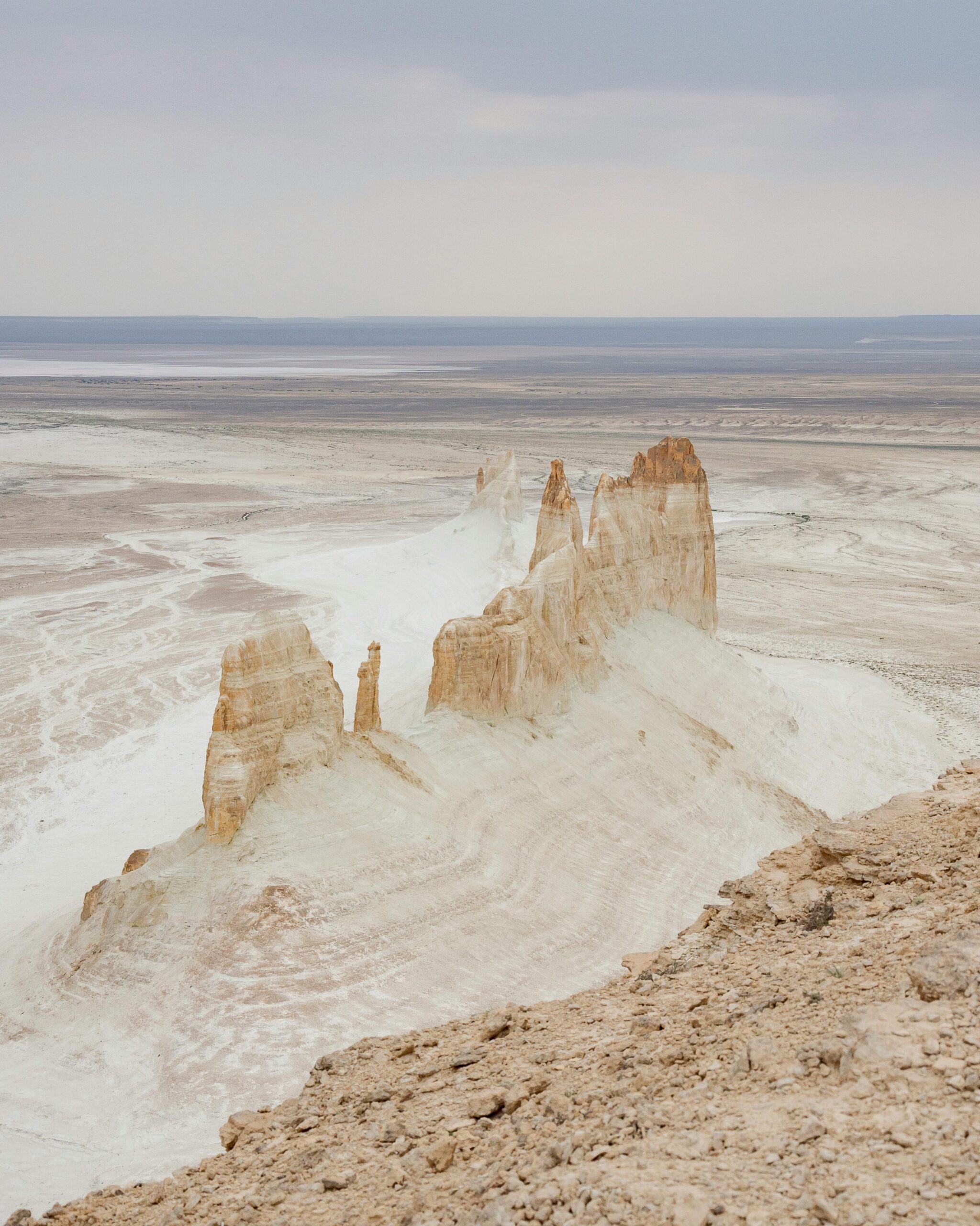Panoramiczny widok na oszałamiający krajobraz Boszhiry w regionie Mangystau w Kazachstanie.