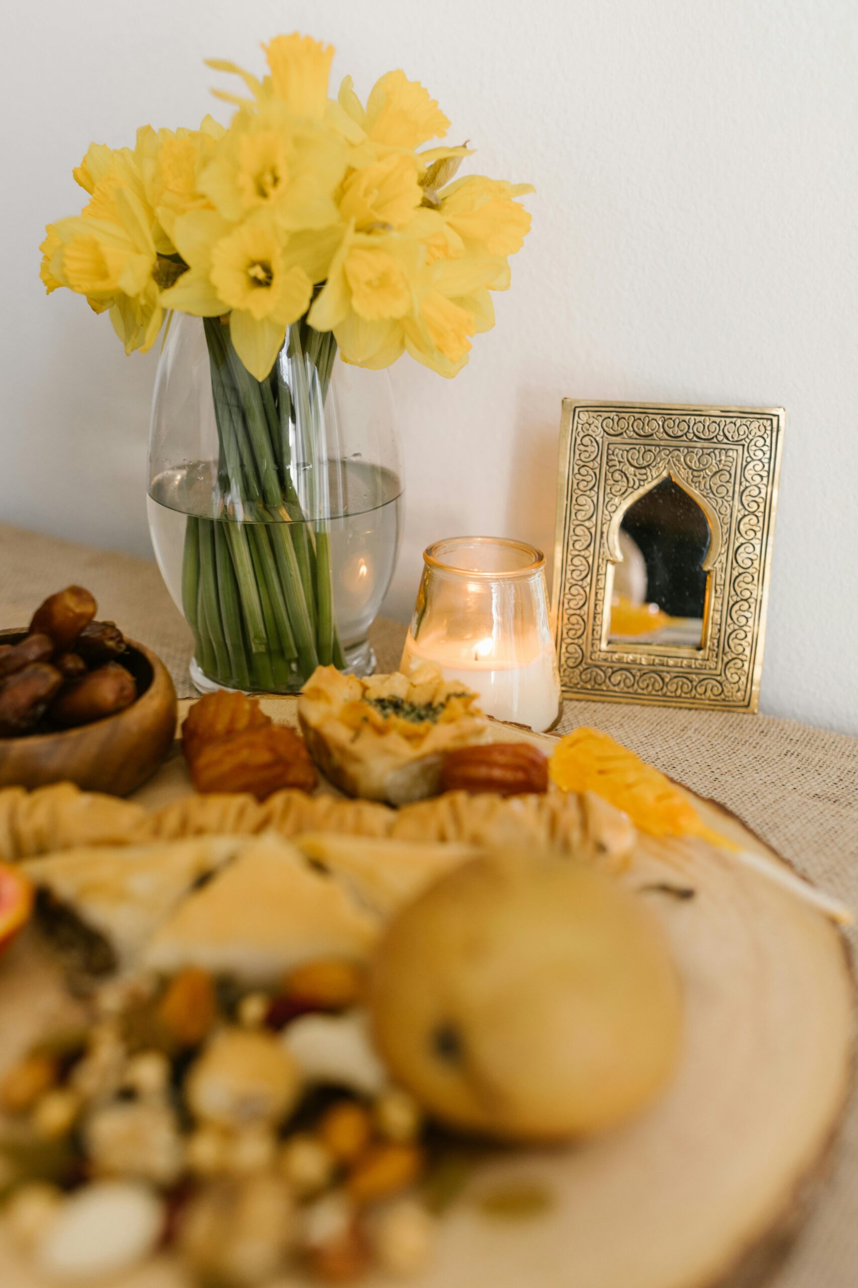 Pięknie zaaranżowany stół Nowruz z żonkilami i świątecznymi dekoracjami.