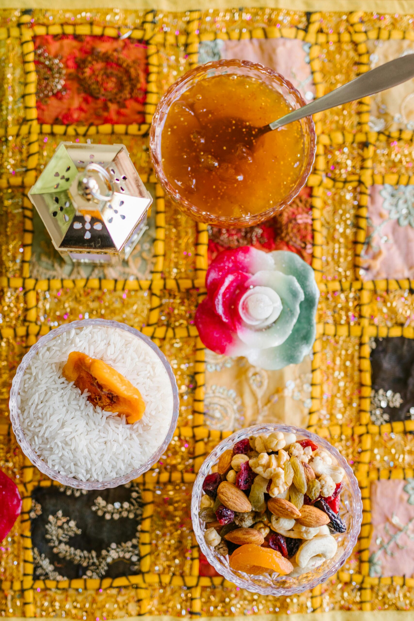 Kolorowa aranżacja Haft Sin z owocami i słodyczami świętująca Nowruz.