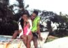 Radosna para siedząca na łodzi i ciesząca się słonecznym dniem na plaży Mombasa w Kenii.