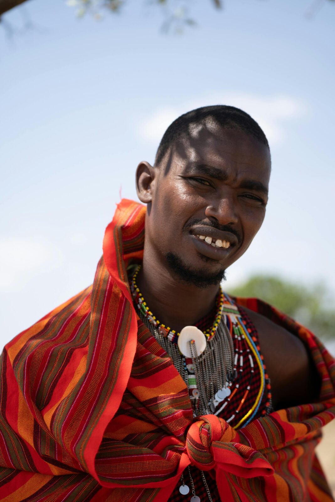kenia Kolorowy portret wojownika Masajów w tradycyjnym stroju, uchwycony na świeżym powietrzu w Kenii.
