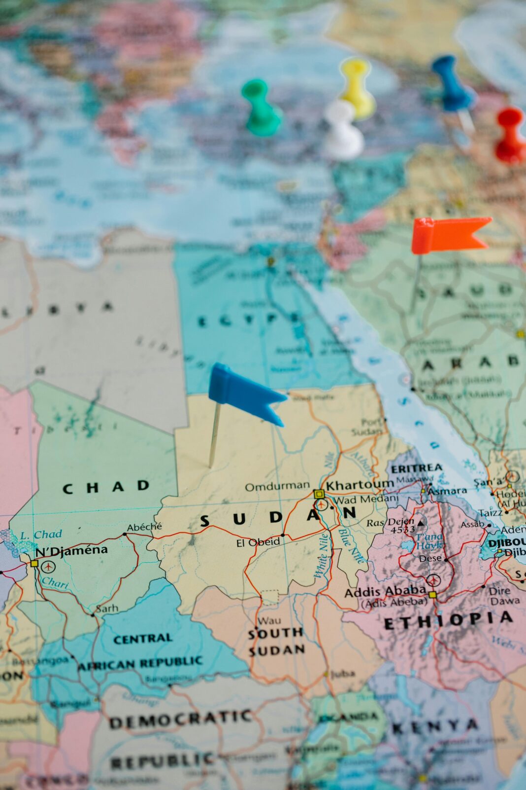 Szczegółowa mapa Afryki z pinezkami oznaczającymi lokalizacje, ze szczególnym uwzględnieniem Sudanu.
