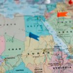 Szczegółowa mapa Afryki z pinezkami oznaczającymi lokalizacje, ze szczególnym uwzględnieniem Sudanu.