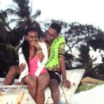 Najlepsze wycieczki fakultatywne w Kenii Radosna para siedząca na łodzi i ciesząca się słonecznym dniem na plaży Mombasa w Kenii.