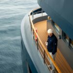 Kolumbijskie festiwale: Od karnawału po święto kawy Mężczyzna delektuje się kawą na pokładzie jachtu z widokiem na spokojne morze, zapewniając poczucie przygody i relaksu.