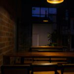 San Gil: Stolica sportów ekstremalnych w Kolumbii Zapraszające wnętrze restauracji w Cartago z drewnianymi stołami i nastrojowym oświetleniem.