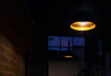 San Gil: Stolica sportów ekstremalnych w Kolumbii Zapraszające wnętrze restauracji w Cartago z drewnianymi stołami i nastrojowym oświetleniem.