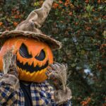 San Andres: Wyspy koralowe Kolumbii Straszny kostium dyni z kapeluszem i koszulą w kratę w naturalnym otoczeniu na Halloween.