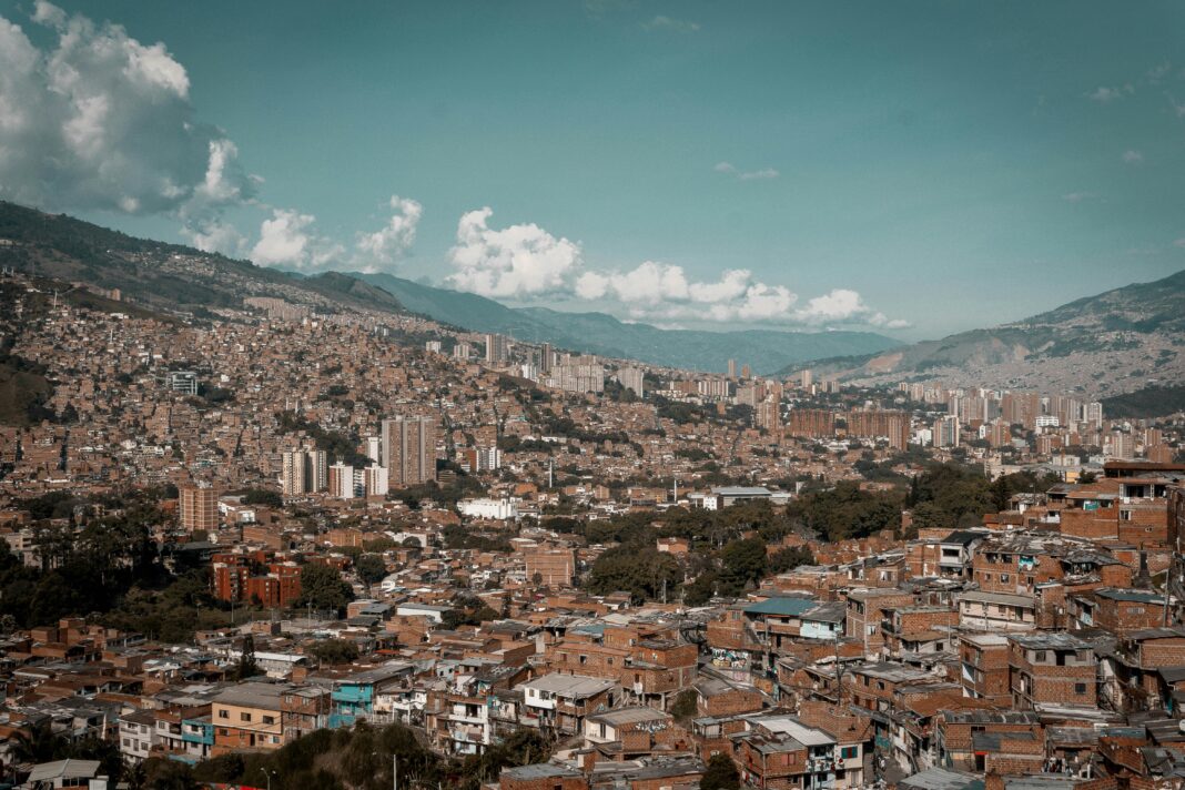 kolumbia Panoramiczny widok z lotu ptaka na Medellín, ukazujący jego gęsty krajobraz miejski na tle gór.