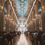 Piękny widok na wnętrze kościoła w Jardin w Kolumbii, przedstawiający detale architektoniczne i zgromadzenie.