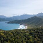 Zapierający dech w piersiach widok z lotu ptaka na wybrzeże Parku Narodowego Tayrona z bujną zielenią i falami oceanu