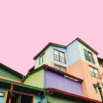 Kolorowe budynki w Guatapé prezentują tętniącą życiem architekturę na tle pastelowego nieba.