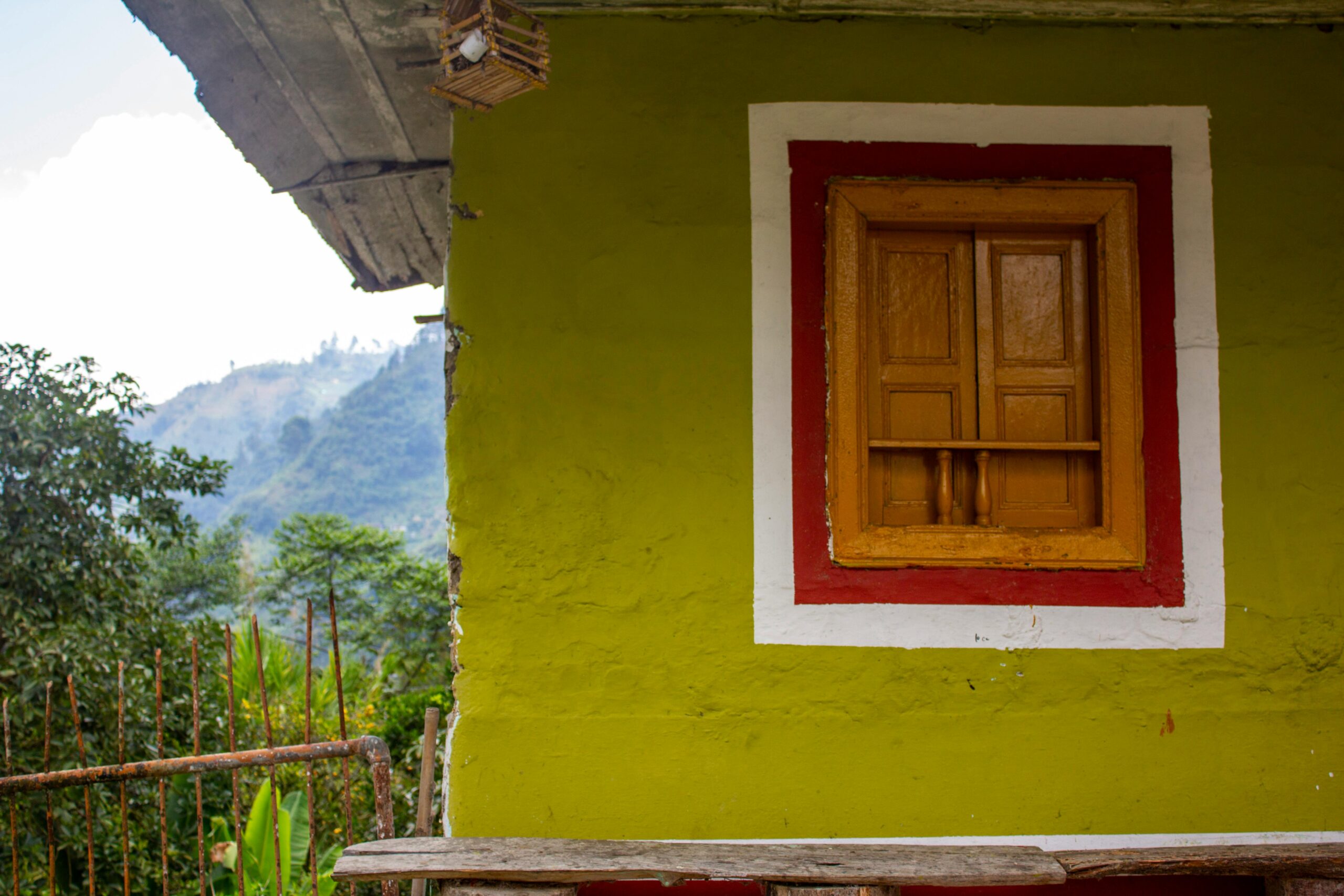 Jasno pomalowane okno tradycyjnego domu w Ibagué w Kolumbii.
