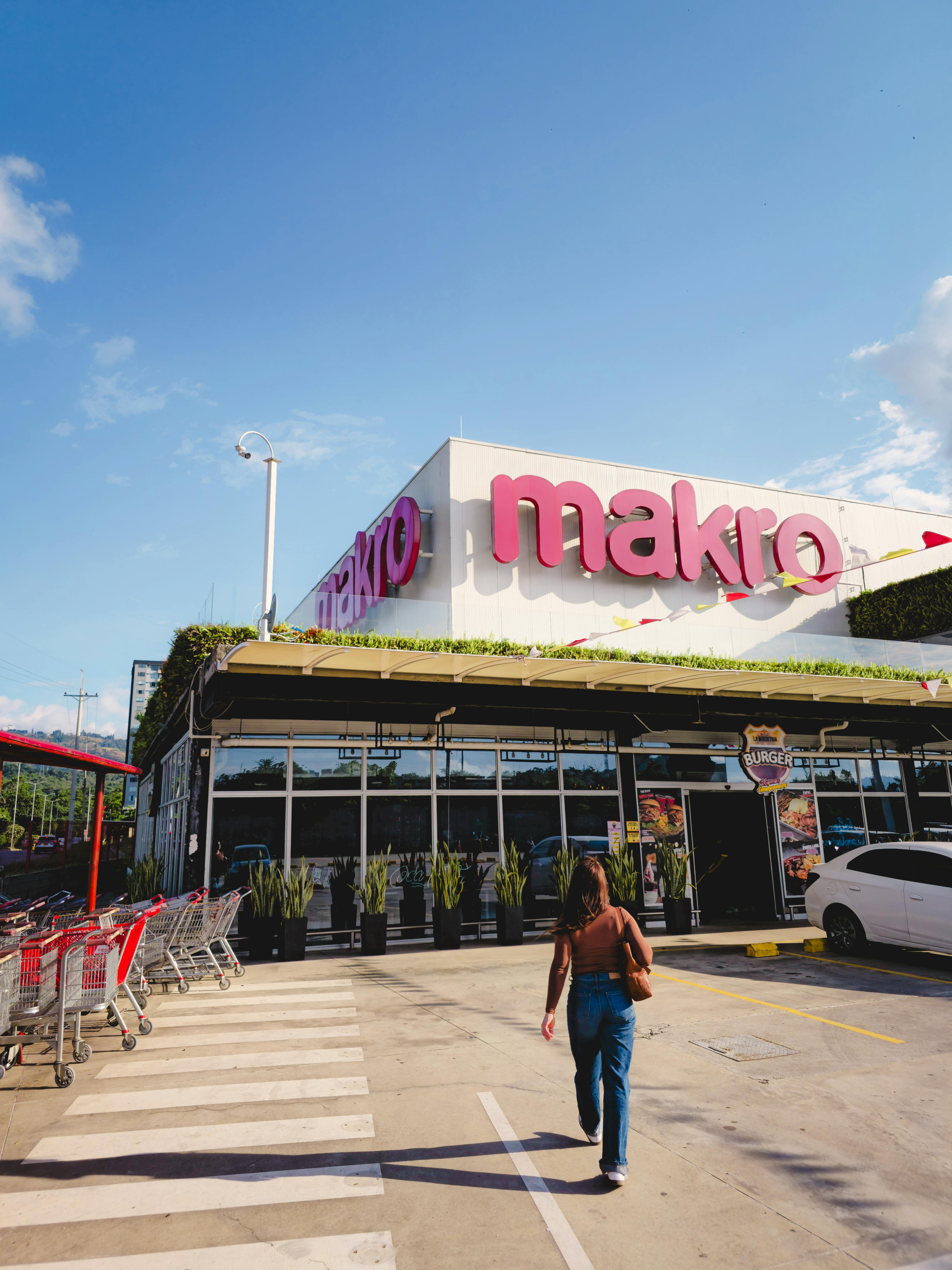 Barichara: Najpiękniejsze miasteczko Kolumbii Kobieta idzie w kierunku supermarketu Makro pod czystym niebem w Bucaramanga w Kolumbii.