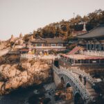 Gyeongju: Muzeum bez ścian i kolebka historii Spokojny widok na Haedong Yonggungsa, nadmorską świątynię w Busan, Korea Południowa.