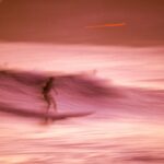 Jagalchi Market w Busan: Królestwo owoców morza Artystyczne ujęcie surfera jadącego na falach o zachodzie słońca w Yangyang w Korei Południowej.