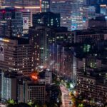 Tętniący życiem nocny widok na Seul, przedstawiający oświetlone drapacze chmur i tętniące życiem ulice miasta.