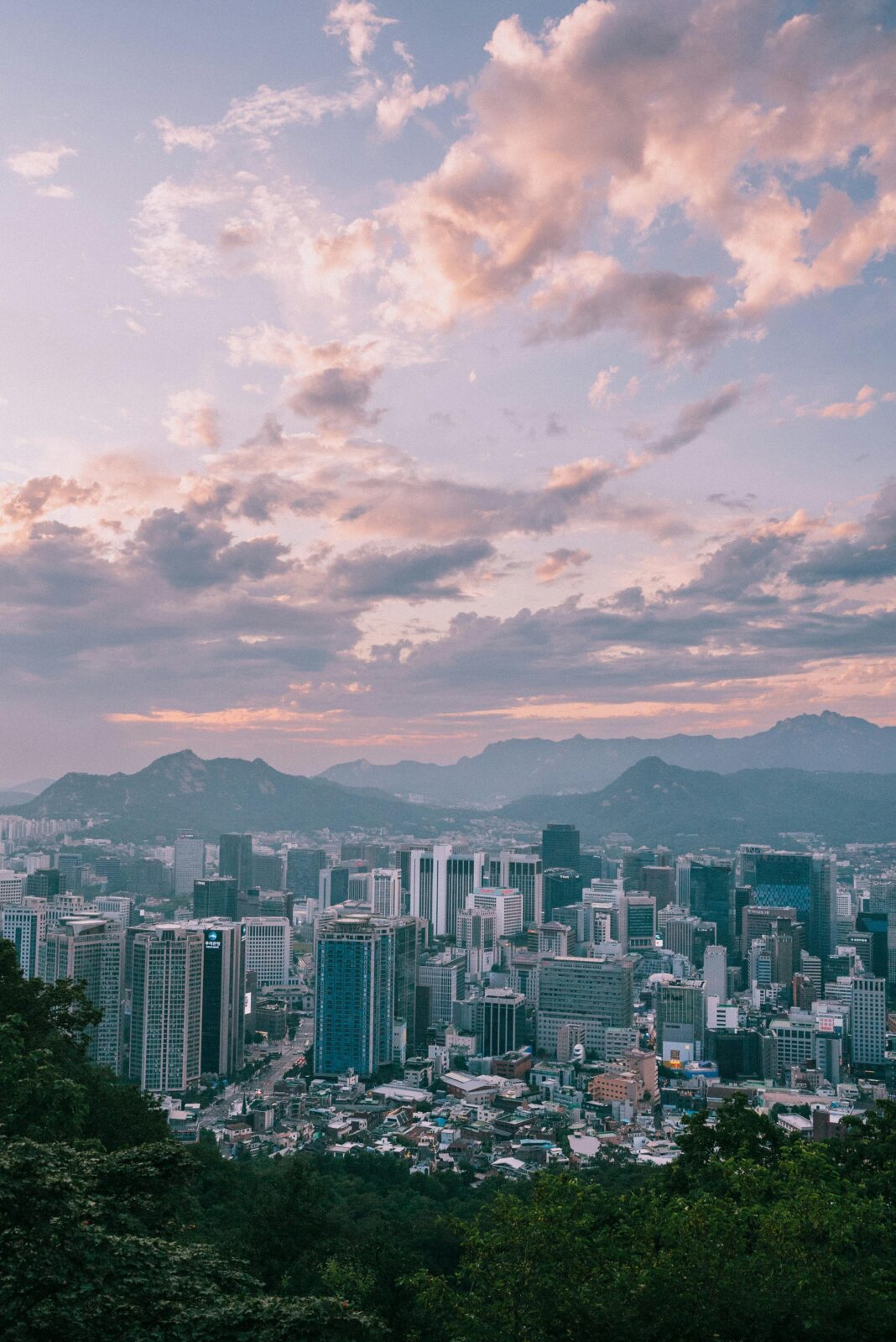 korea-poludniowa Odkryj czarujący pejzaż miejski Seulu na tle pagórkowatych gór o zmierzchu.