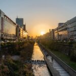 Piękny zachód słońca nad krajobrazem miejskim w Seulu, Korea Południowa, z rzeką i chodnikami.