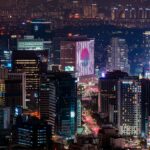 Żywa nocna panorama Seulu z oświetlonymi drapaczami chmur i miejskim krajobrazem.