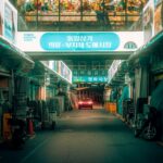 Oświetlona ulica targowa w Seulu, prezentująca żywe neony i tętniącą życiem miejską atmosferę.