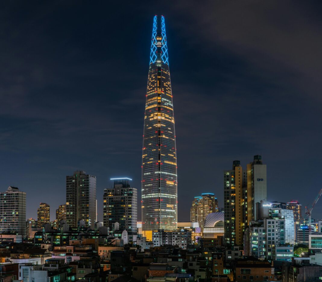 Oszałamiający widok na Lotte World Tower rozświetlający nocą panoramę Seulu.