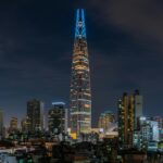 Oszałamiający widok na Lotte World Tower rozświetlający nocą panoramę Seulu.