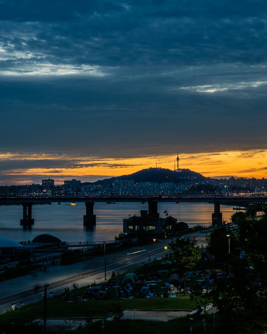 Oszałamiający pejzaż Seulu z rzeką Han i panoramą miasta podczas zachodu słońca, podkreślający miejski spokój.