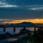 Oszałamiający pejzaż Seulu z rzeką Han i panoramą miasta podczas zachodu słońca, podkreślający miejski spokój.