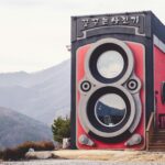 Poznaj tę charakterystyczną kawiarnię w kształcie aparatu, położoną w malowniczych górach Korei Południowej.