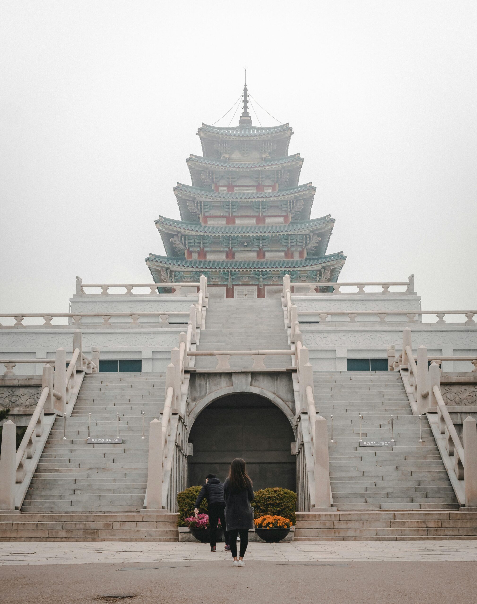 Poznaj pałac Gyeongbokgung, historyczny punkt orientacyjny w Seulu, prezentujący majestat koreańskiej architektury.