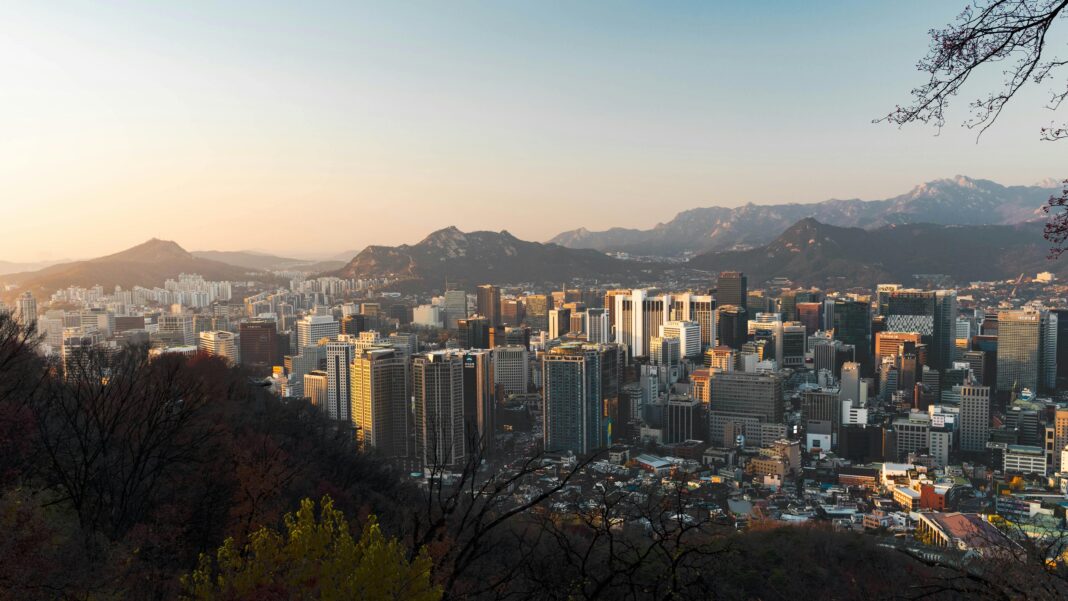 korea-poludniowa Oszałamiający widok na panoramę Seulu z góry o zachodzie słońca, z wieżą Namsan.