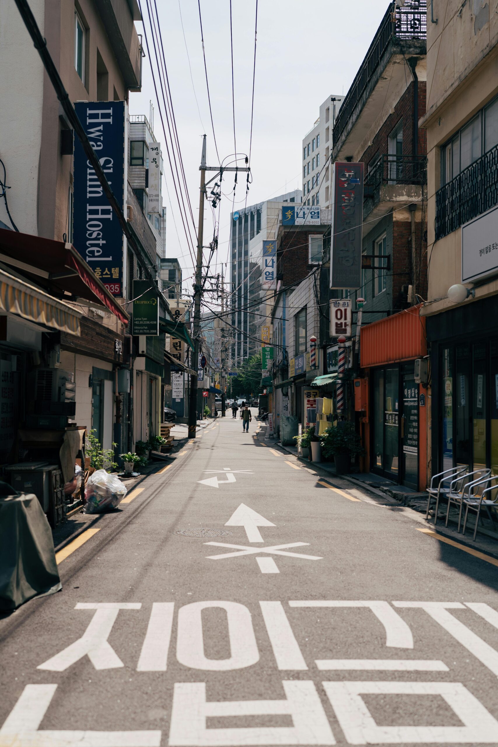 Odkryj tętniące życiem ulice Seulu w Korei Południowej, pełne tradycyjnych sklepów i miejskiej energii pod słonecznym niebem.