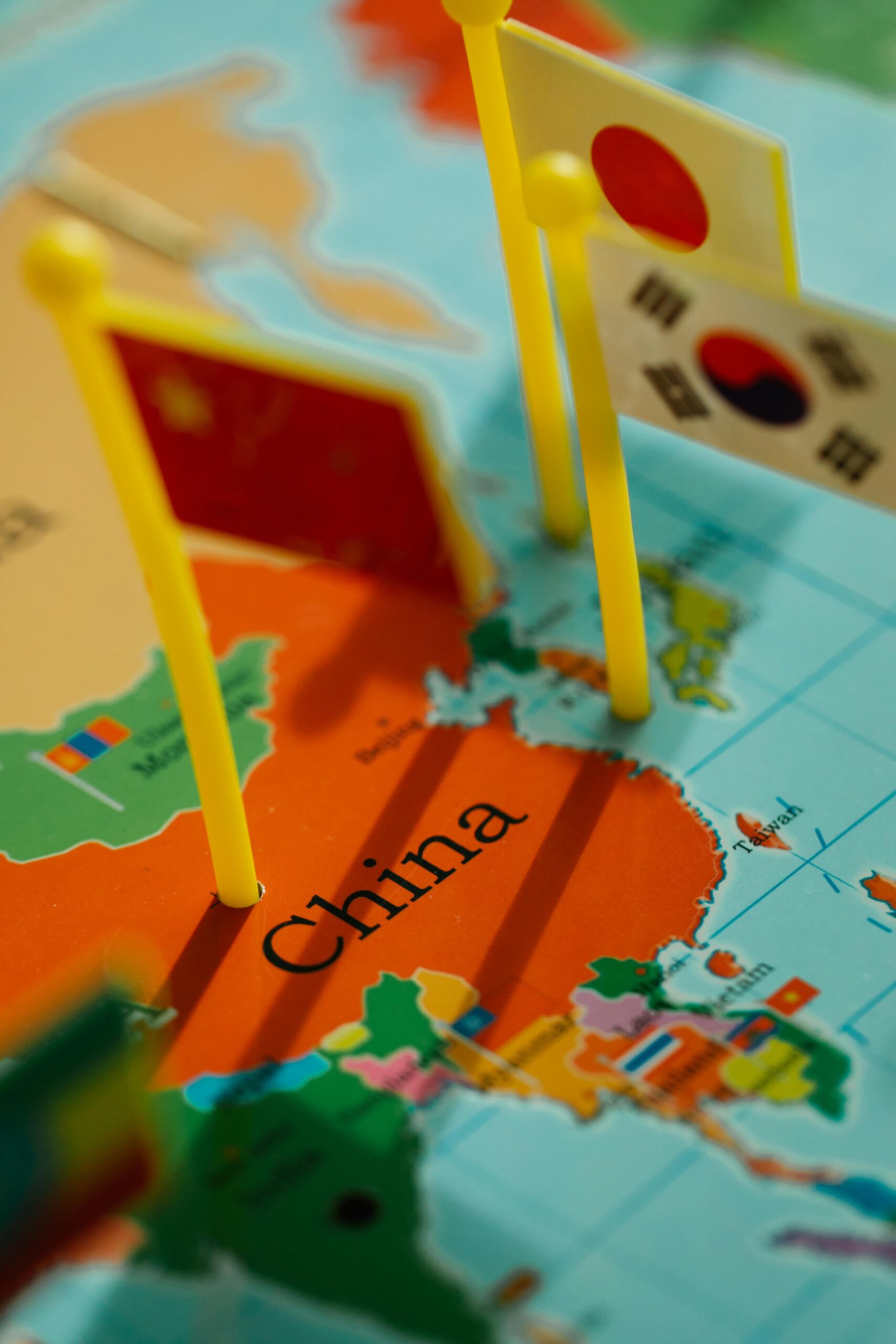 Flagi reprezentujące kraje azjatyckie na szczegółowej mapie Chin.