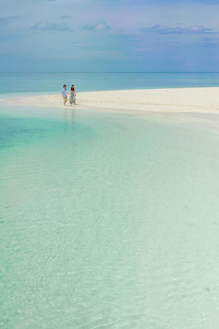 Para lubi romantyczny spacer po spokojnej, piaszczystej plaży na Malediwach.