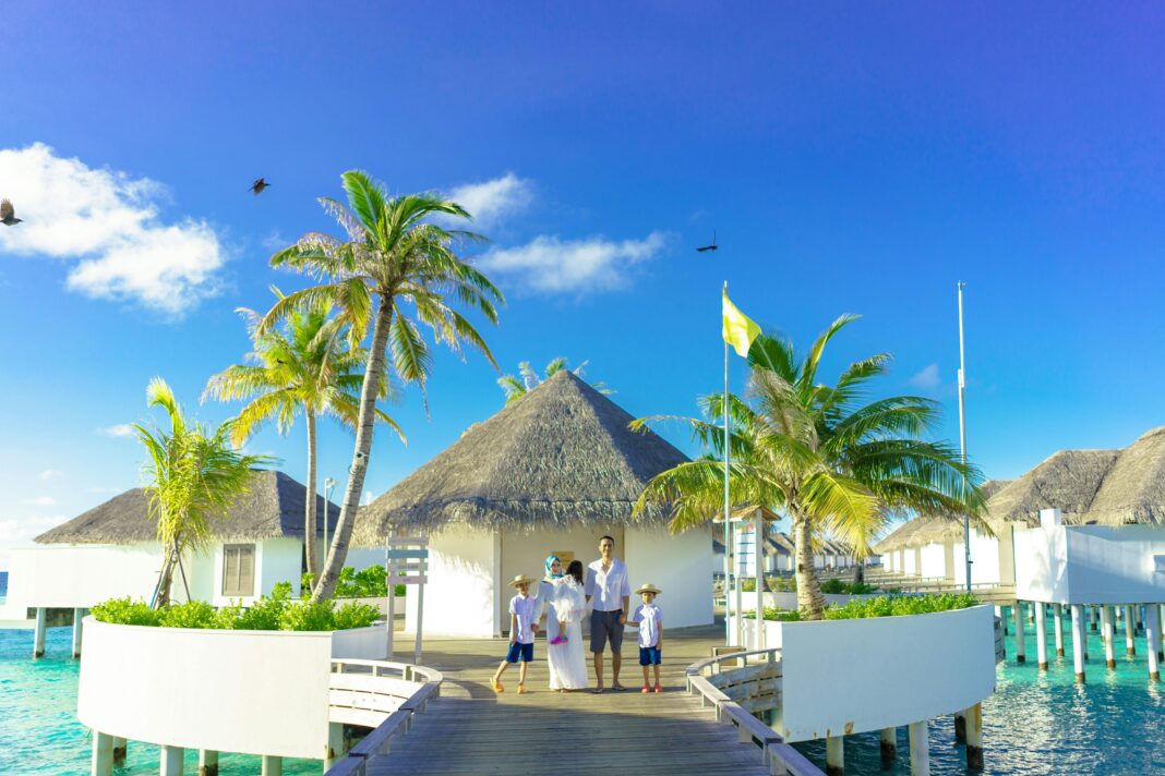 maldives Rodzina spędza słoneczny dzień w luksusowym kurorcie nad wodą w tropikalnym raju.