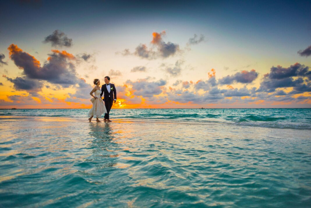 maldives Młoda para bierze romantyczny ślub na plaży podczas tętniącego życiem zachodu słońca.
